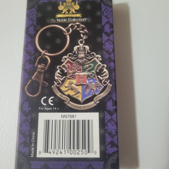 Harry Potter Hogwarts Crest Keychain New - Picture 2 of 2